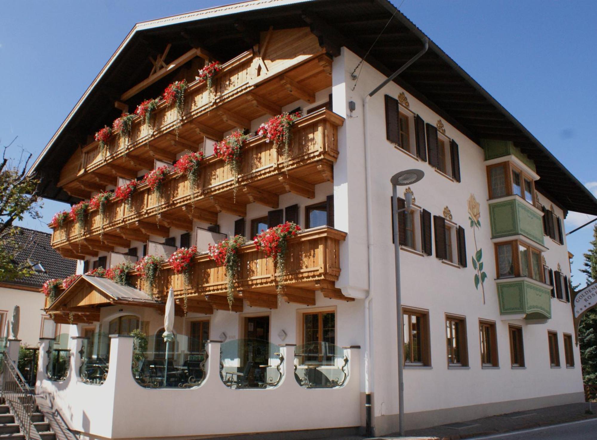 Hotel Goldene Rose Monguelfo-Tesido / Welsberg-Taisten Екстериор снимка