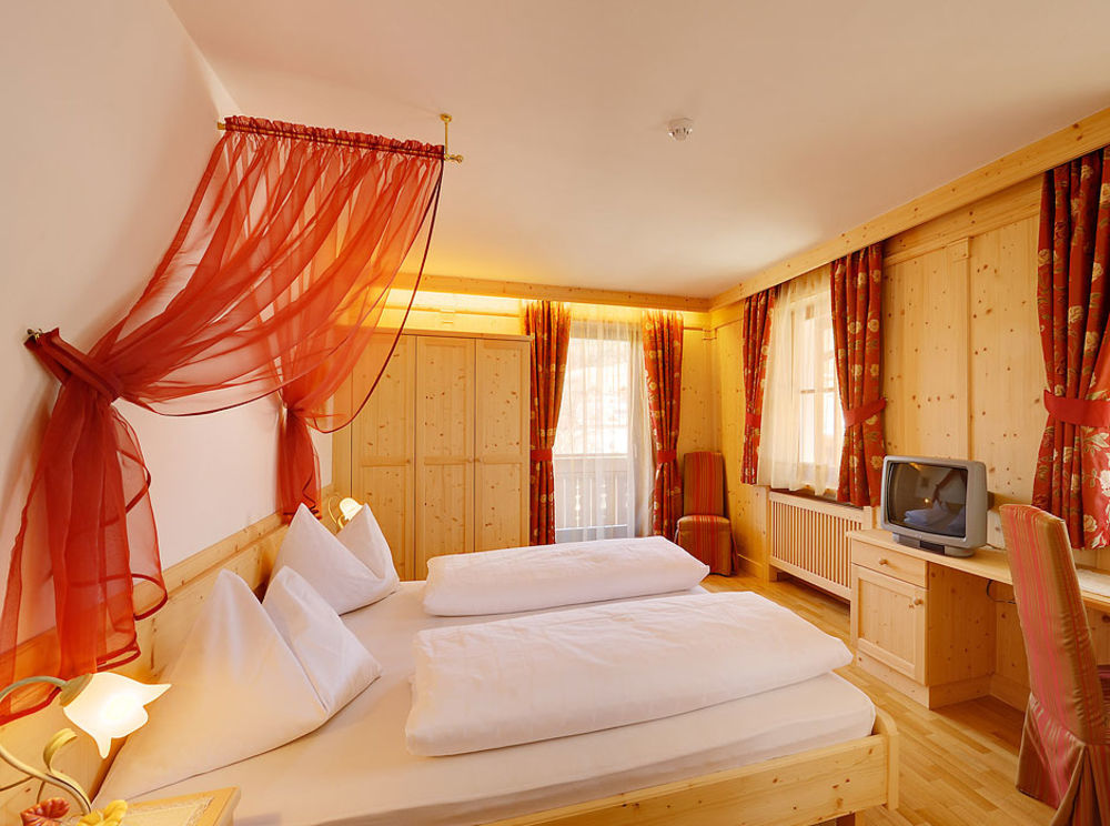 Hotel Goldene Rose Monguelfo-Tesido / Welsberg-Taisten Екстериор снимка